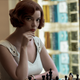 Imagen para el artículo titulado The Queen’s Gambit se convierte en la miniserie más vista de Netflix